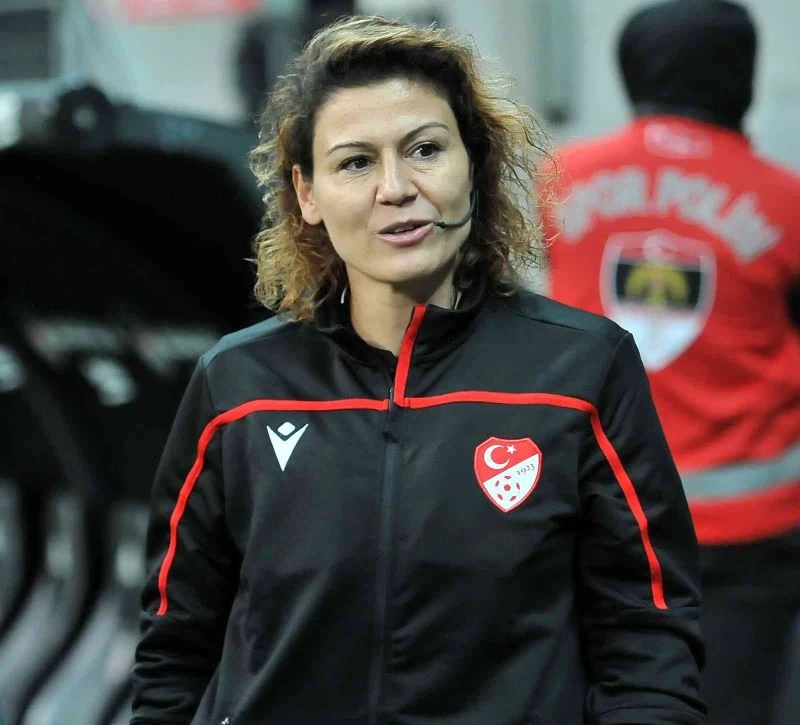 Beşiktaşlı futbolcular, Melis Özçiğdem’e gül verdi
