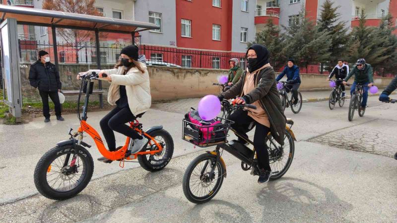 Kadın haklarına bisikletleriyle farkındalık oluşturdular
