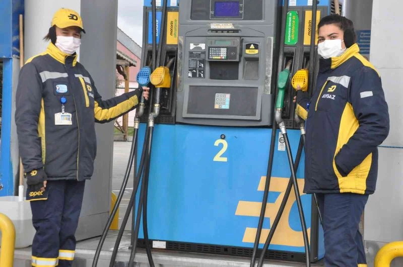 Erkek işi algısını yıktılar, akaryakıt istasyonuna kadın eli değdi
