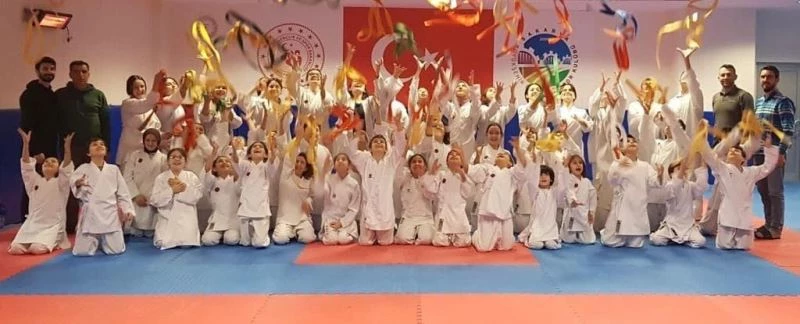Büyükşehir karatecileri kuşak atladı
