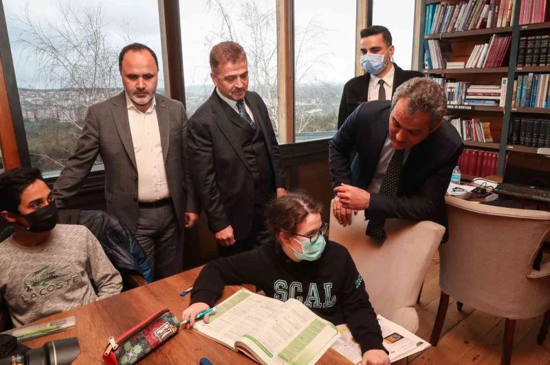 Bakan Özer, Farika Kütüphanesini ziyaret etti, öğrencilerle buluştu

