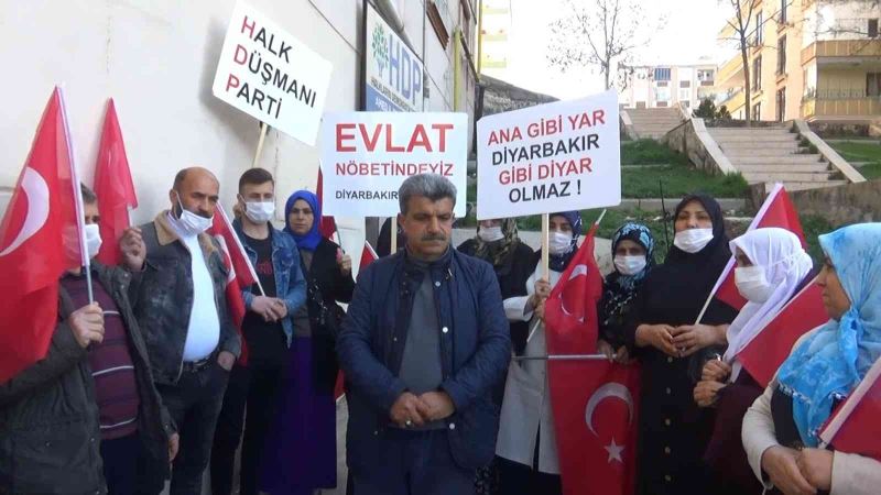 Diyarbakır annelerinden 8 Mart tepkisi: “HDP ile PKK kız çocuklarımızı elimizden almış, bizim için öyle bir gün yok”
