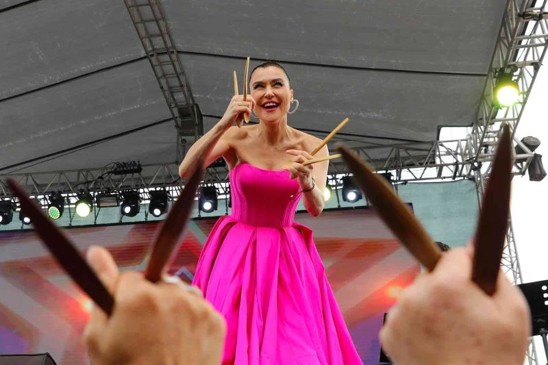 Şevval Sam, Kadınlar Günü’de Mersin’de sahne aldı
