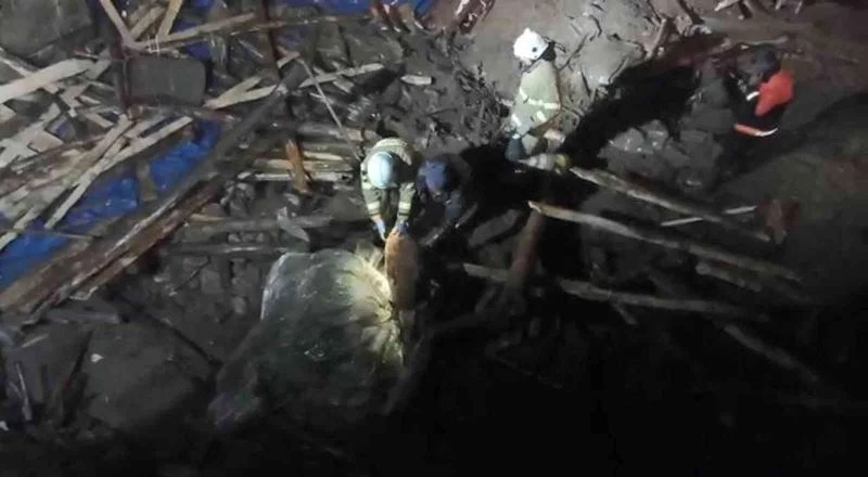 Yağışa dayanamayan ahır çöktü: 2 kişi yaralandı, hayvanlar telef oldu
