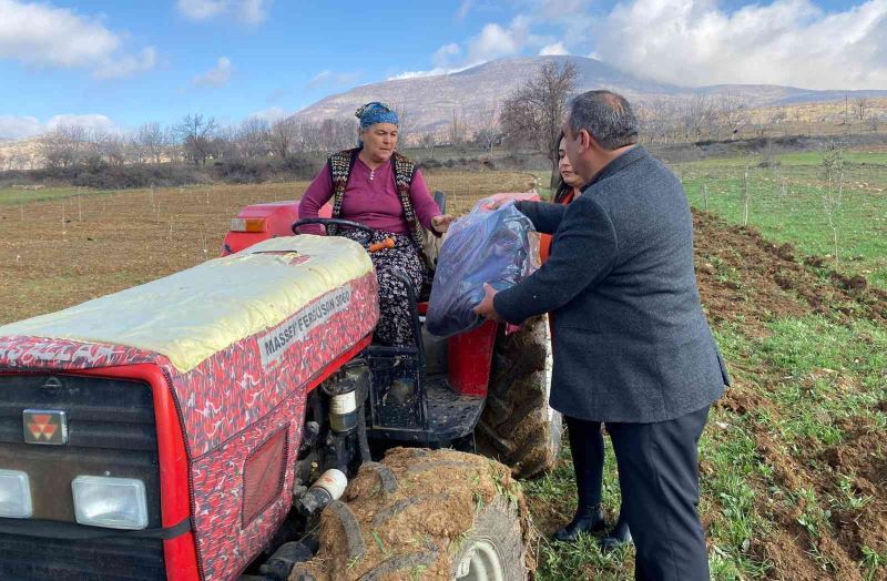 Hediyesini tarla sürerken aldı
