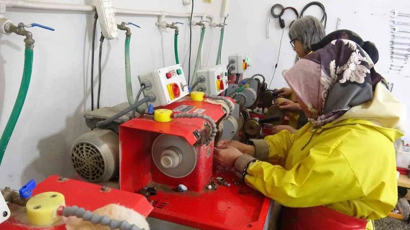 Ekmeklerini taştan çıkartıyorlar
