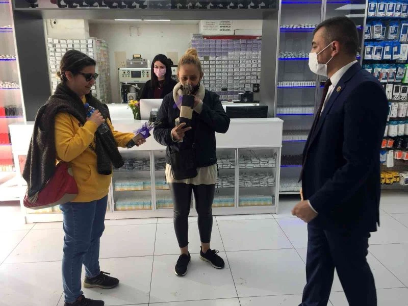 Muhtardan kadınlara ilginç hediye
