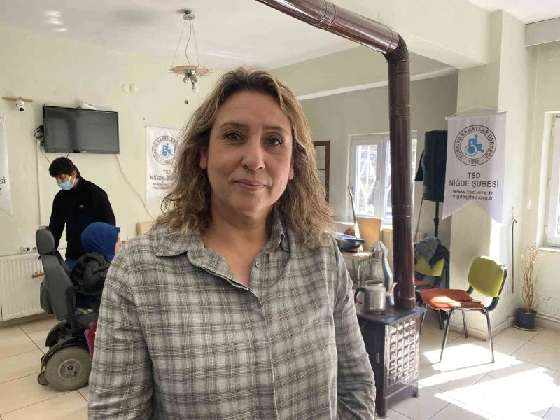 12 yıldır engelli üyelerine hem annelik hem ablalık yapıyor
