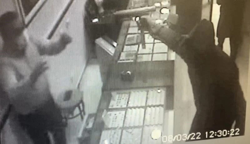 İstanbul’da 1 milyon liralık otomatik silahlı kuyumcu soyguncu kamerada
