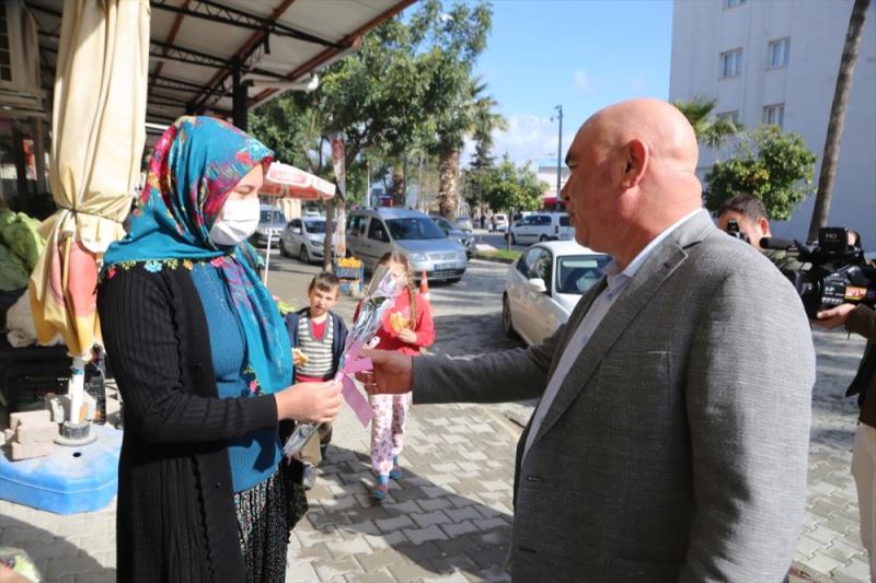 Karaisalı Belediye Başkanı Aslan, kadınlara karanfil dağıttı