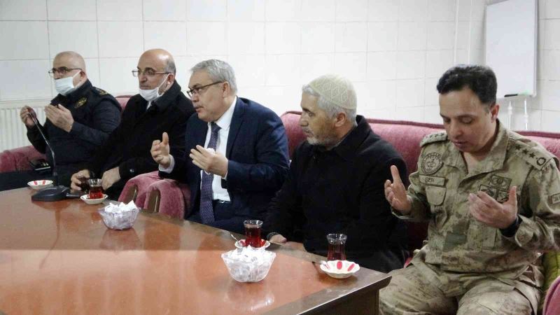 Vali Gündüzöz’den cansız bedeni bulunan Yağmur’un ailesine taziye ziyareti
