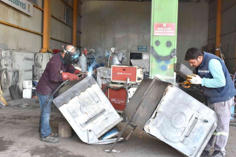 Tarsus Belediyesi, 2021 yılında 2 bin 150 çöp konteynerini geri kazandırdı
