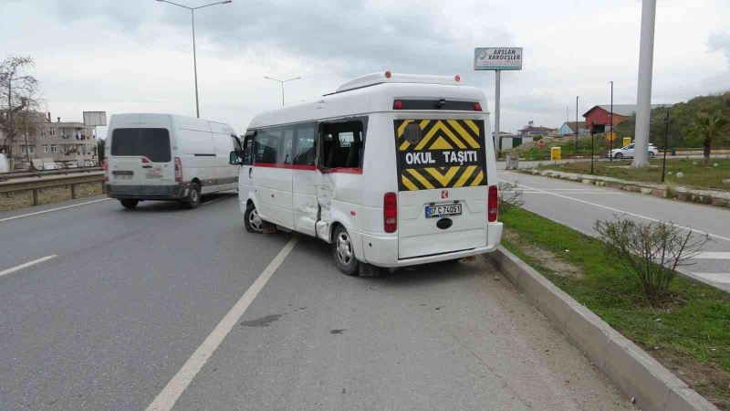 Mikser ile okul servisinin çarpışma anları güvenlik kamerasına yansıdı
