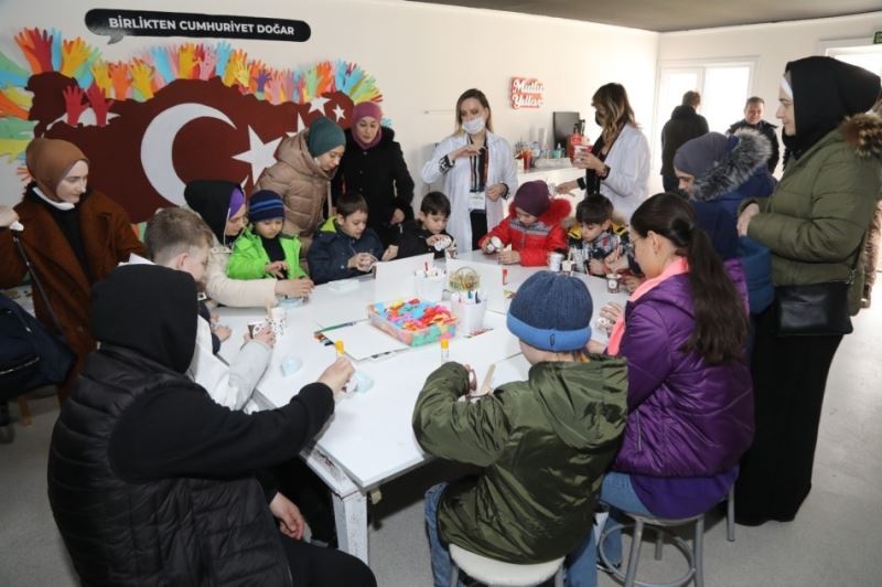 Savaşın göçe zorladığı çocuklar hayallerini resme döktü
