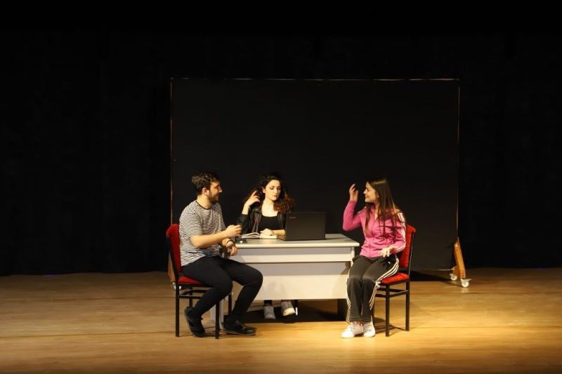 Erzincan’da “Dokunma Bana” isimli tiyatro oyunu sahnelendi
