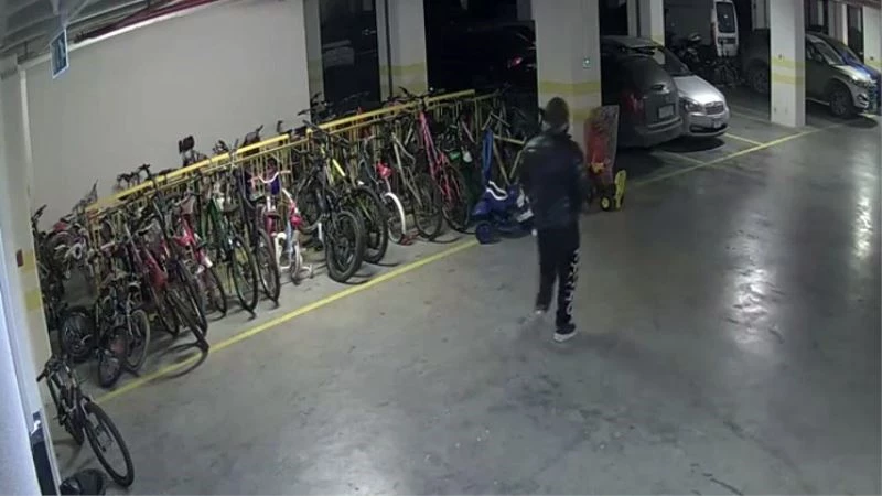 Otoparktan bisiklet ve elektrikli scooter çalan hırsız kamerada
