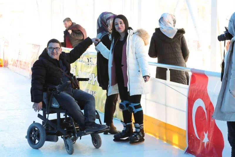 Engelli bireylerin buz pateni keyfi
