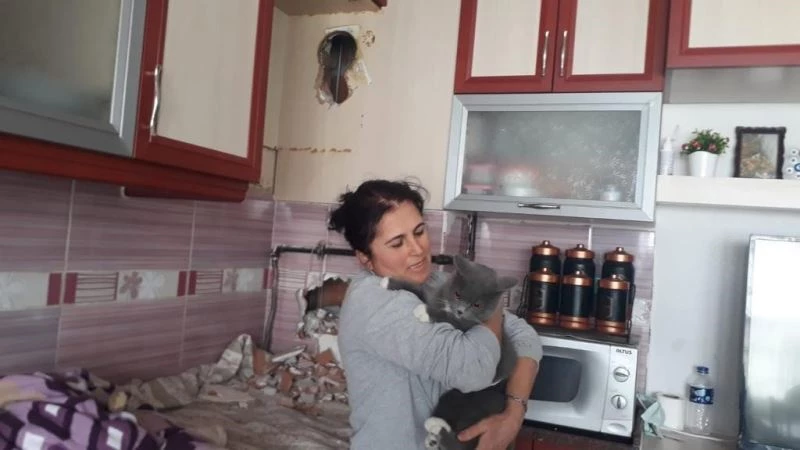 Bacaya sıkışan kediyi itfaiye ekipleri kurtardı
