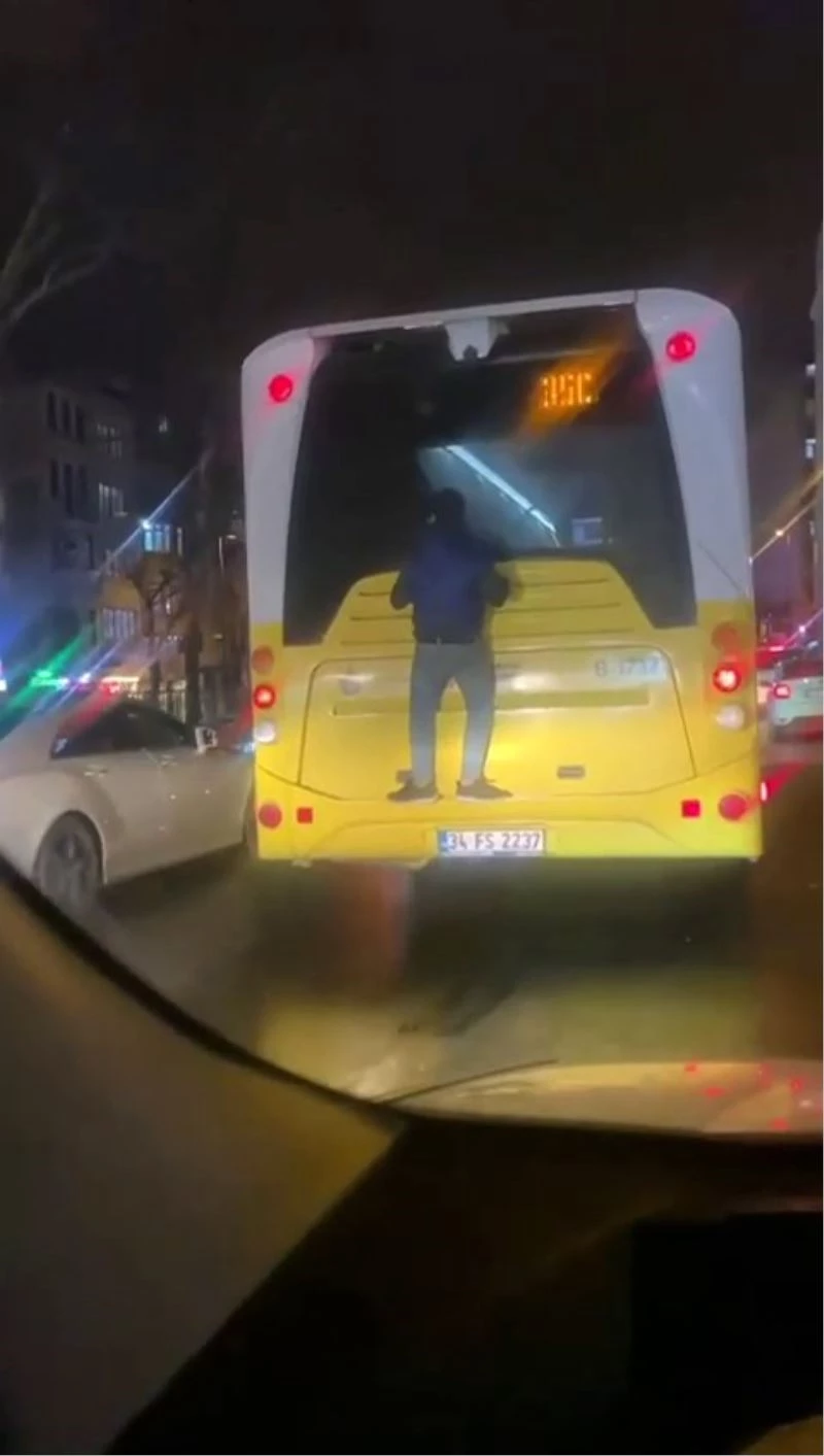 İETT otobüsünün arkasına 