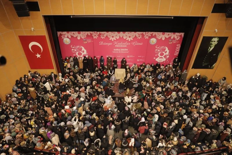 Sivaslı kadınlar Saliha Erdim’e yoğun ilgi gösterdi
