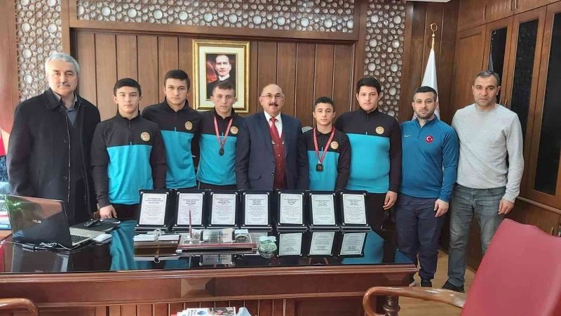 Şampiyon güreşçiler, milli eğitim müdürünü ziyaret etti
