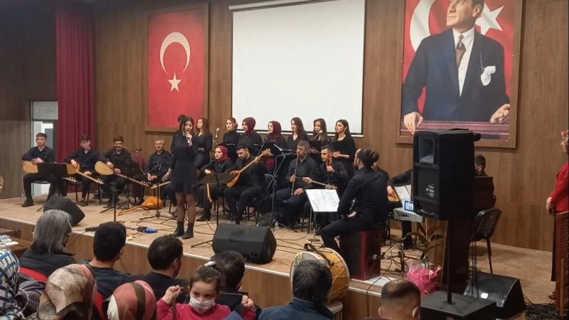 Gediz’de kursiyerlerden Türk Halk Müziği konseri

