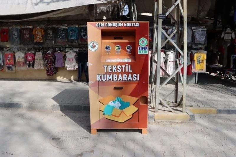 Reyhanlı’da tekstil geri dönüşüm kumbaraları yerleştiriliyor
