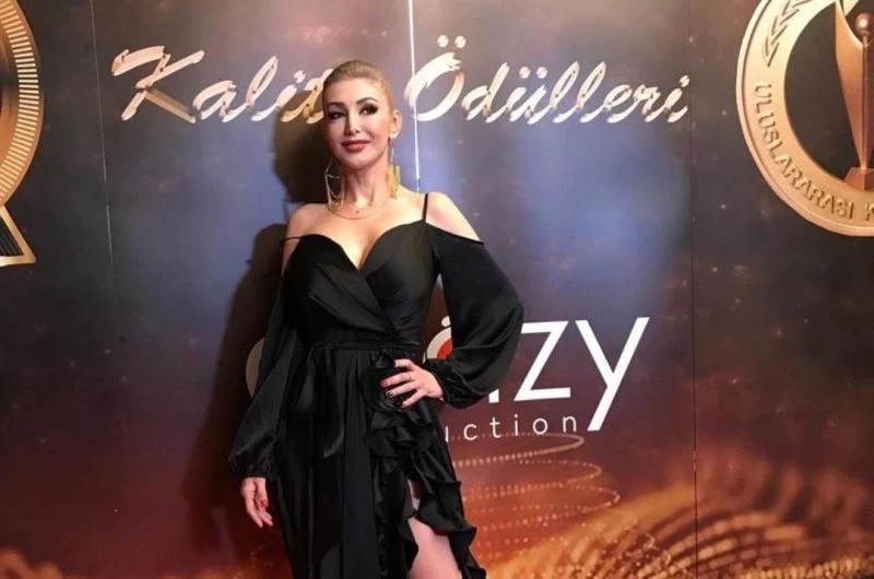 Ünlü oyuncu ve sunucu Aksu başarılarıyla göz dolduruyor
