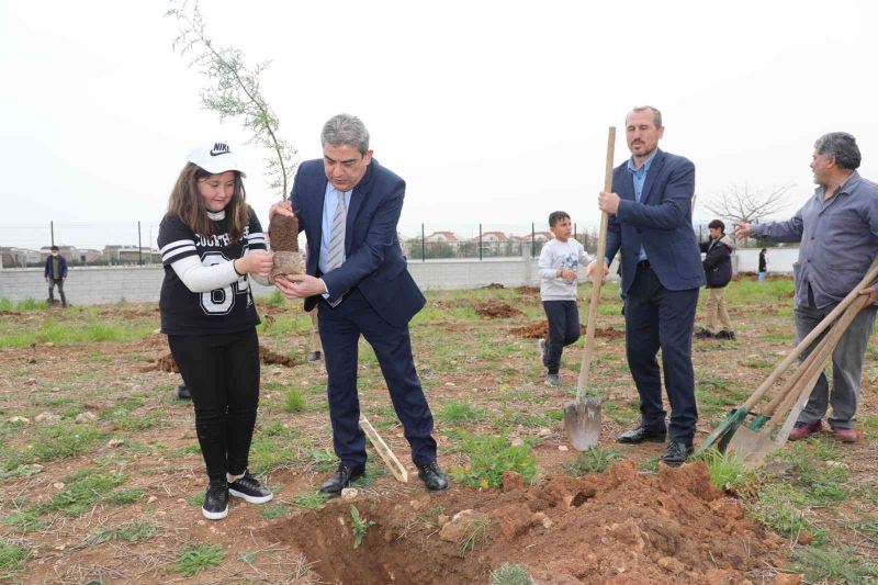 Döşemealtı Anadolu İmam Hatip Lisesi bahçesine 360 adet ağaç dikildi

