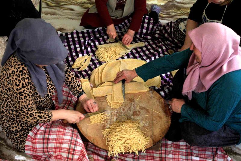 Konya’da iftar ve sahur sofralarına erişte hazırlığı
