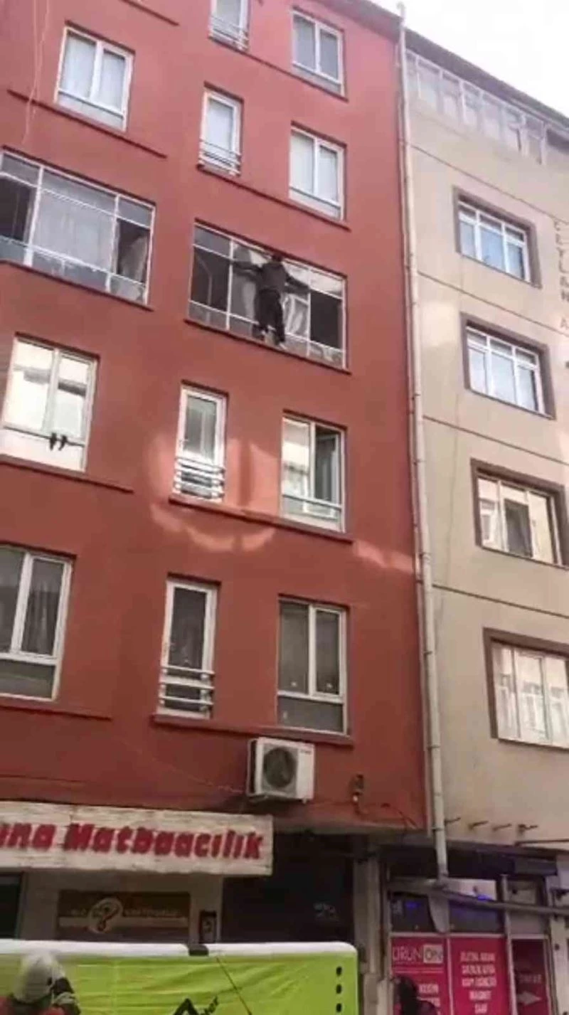 İcra memurlarını gördü, pencereye çıktı
