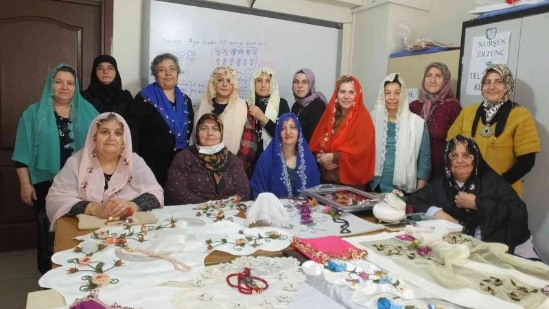 Balıkesirli kadınlar çocukları ve torunlarına çeyiz için bir araya geldi
