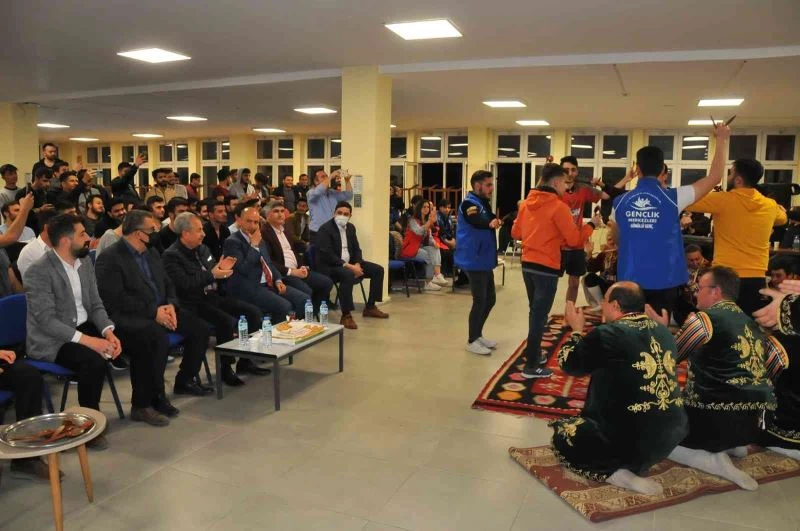 Yarenler oyunlarını üniversiteli gençler için sergiledi
