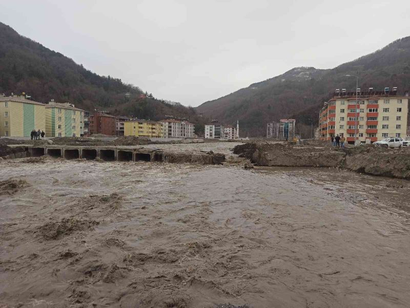 Bozkurt’ta kar sularının erimesiyle Ezine çayı taştı: Geçici köprü hasar gördü

