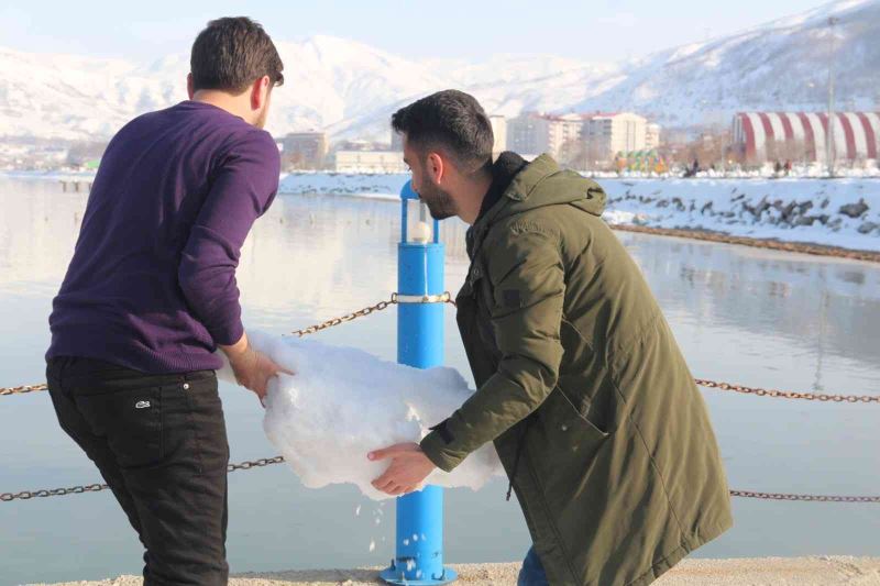 Van gölündeki kuraklığa dikkat çekmek isteyen gençler göre kar kütleleri attı