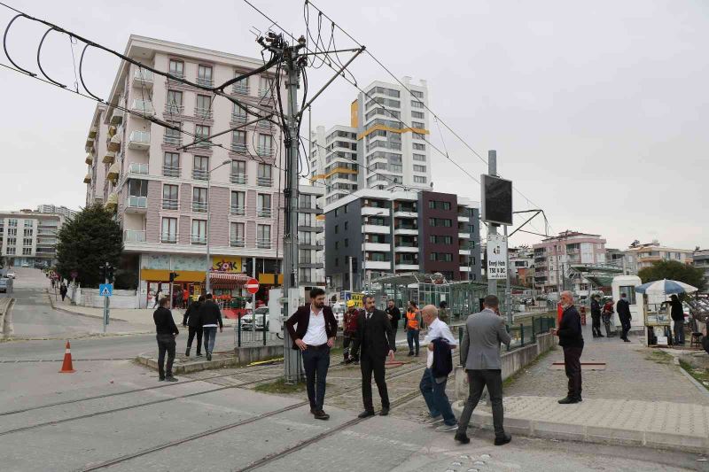 Vinç tramvay hattının elektrik telini kopardı, seferler aksadı
