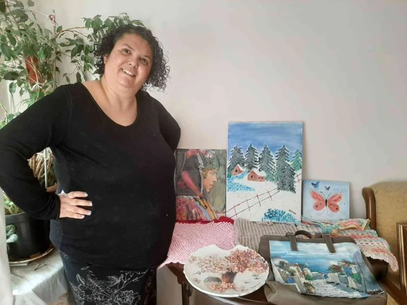 Yaptığı eserlerin geliri ile ihtiyaç sahiplerine yardımda bulunuyor
