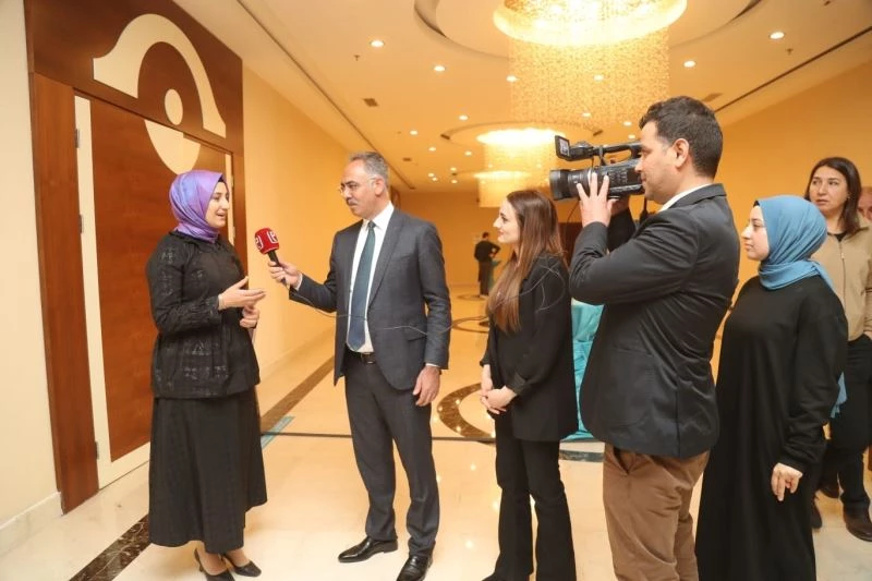 Centilmen belediye başkanı muhabir oldu
