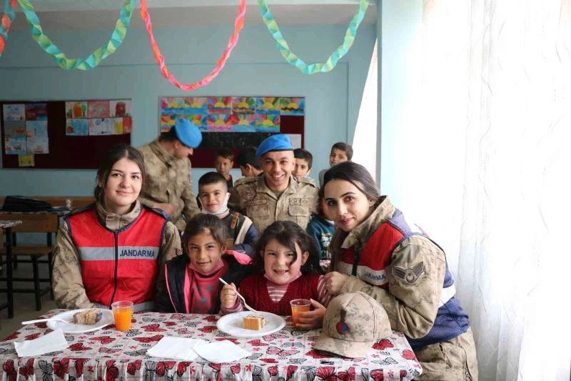 Iğdır’ın sınır köyündeki öğrencilere jandarmadan sürpriz
