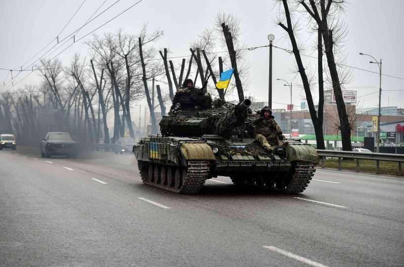 Ukrayna’da halk cepheden dönen tankları sevgiyle karşıladı
