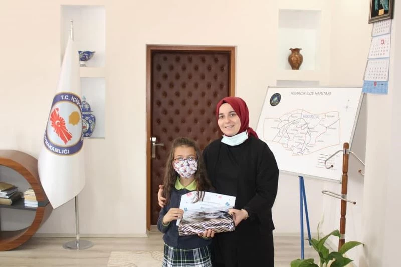 Kaymakam Özay, dereceye giren öğrencileri ödüllendirdi
