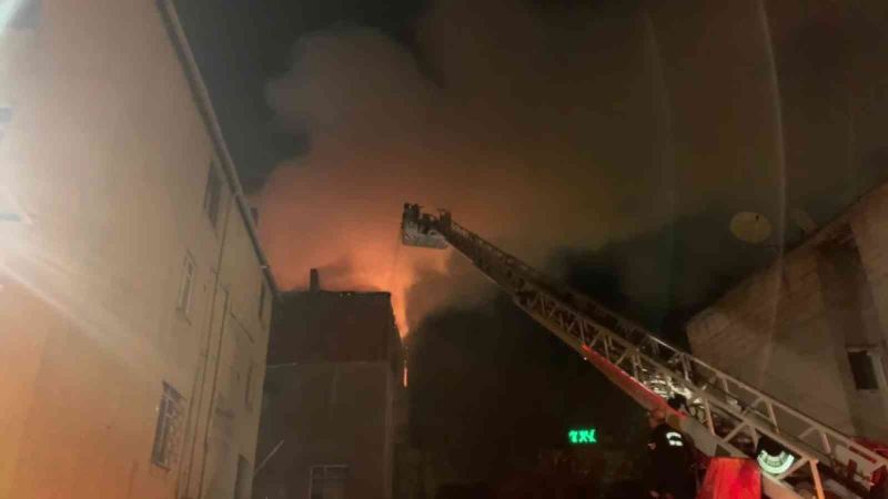 Maltepe’de yangın paniği: Çatı katı alevlere teslim oldu
