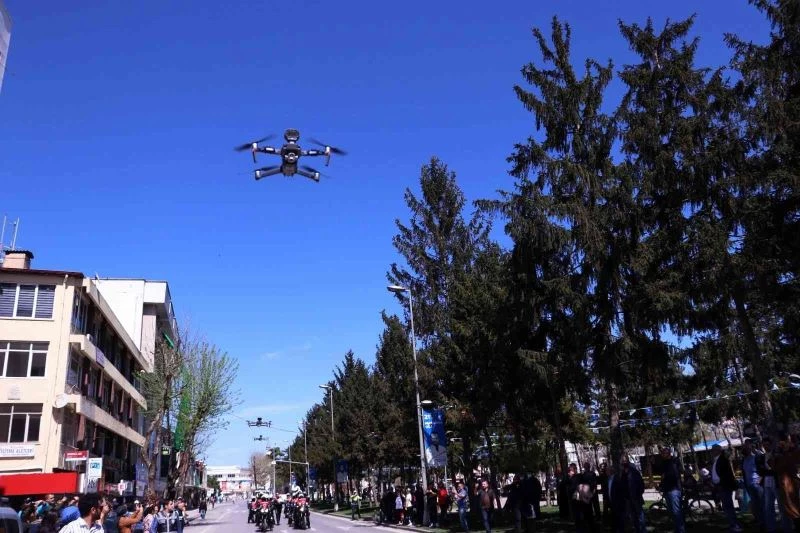 Şehrin göbeğinden havalandı, vatandaş telefona sarıldı
