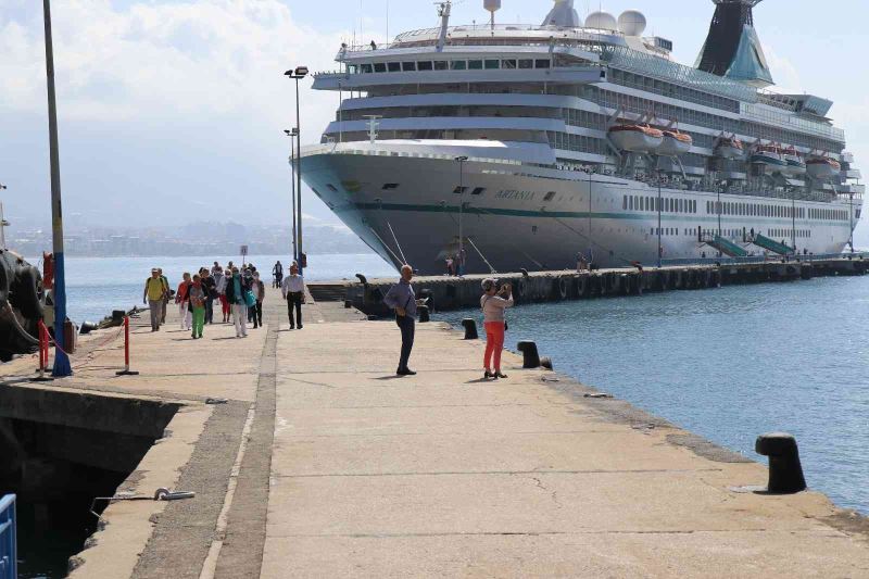 Yılın ilk kruvaziyeri 690 yolcusu ile Alanya’da
