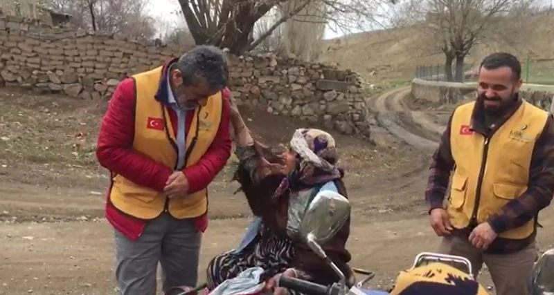 İyilik Derneği kumanya dağıtımıyla binlerce kişiye ulaşıyor
