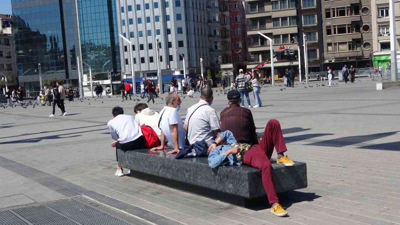Güzel havayı görenler Taksim’e akın etti
