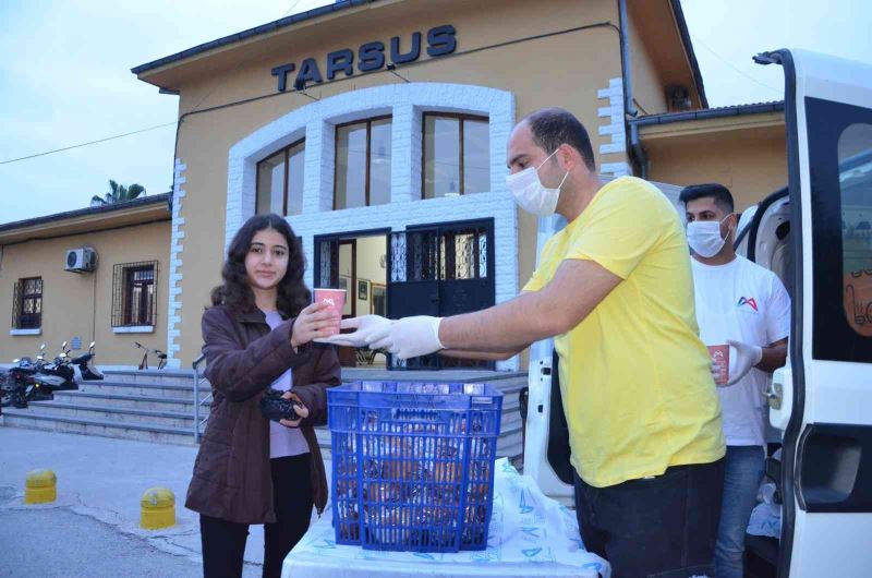 Mersin Otogarı’nda yolcular iftarlarını sıcak çorbayla açıyor
