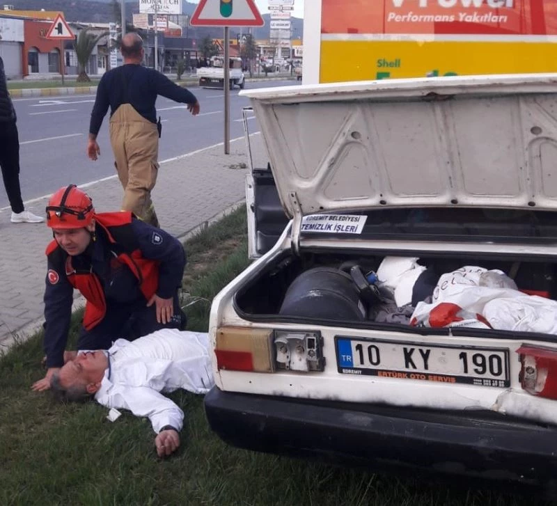 Edremit’te direksiyon hakimiyetini kaybeden sürücü reklam tabelasına çarptı
