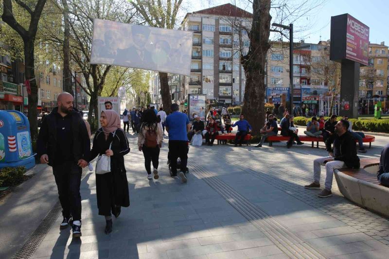 Güneşli havayı fırsat bilenler Cumhuriyet Bulvarı’nda yoğunluk oluşturdu
