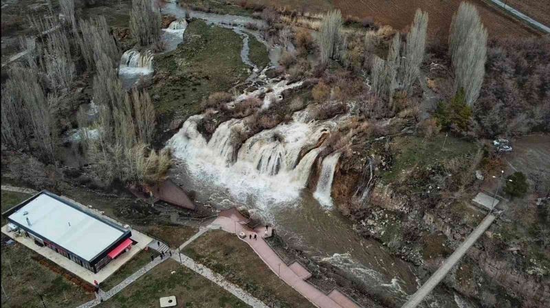 Havaların ısınmasıyla birlikte Muradiye Şelalesi coştu
